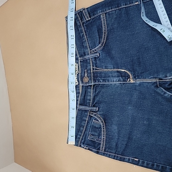 Old Navy "The Sweetheart" Shorts, Size 2, Excellent Condition, Like New - Picture 3 of 8